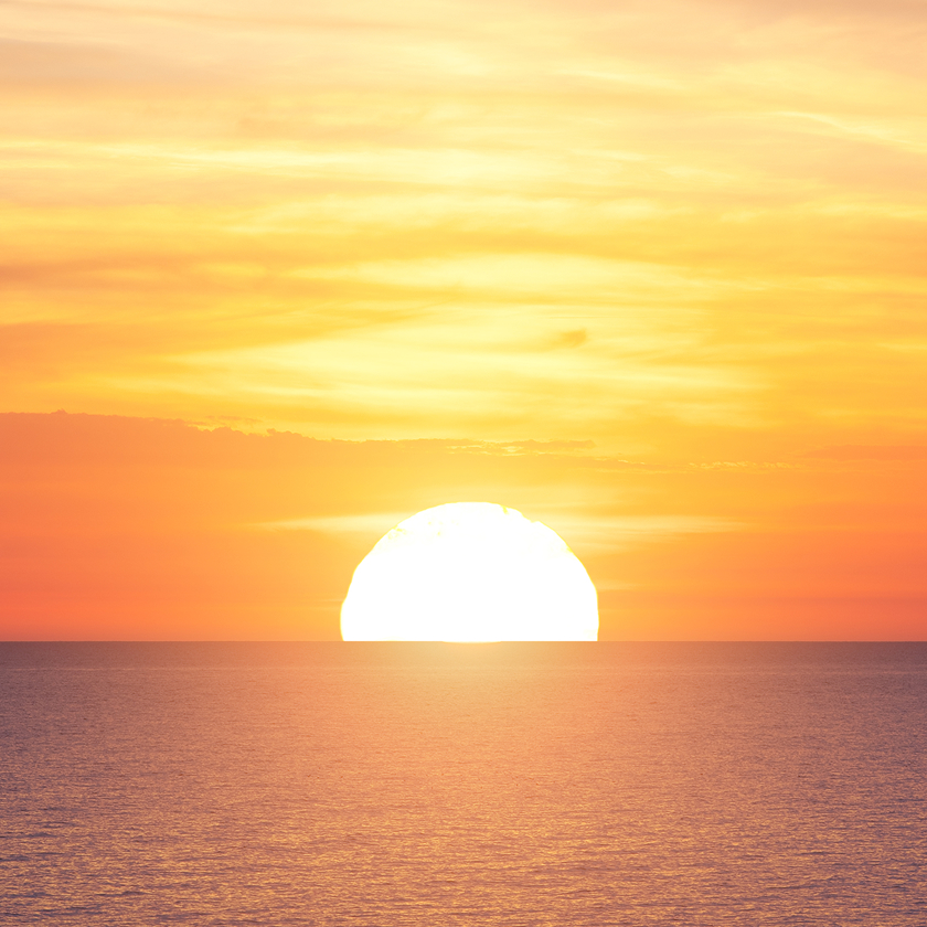 Sunset Hour: Τα φορέματα που λάμπουν στο φως του ηλιοβασιλέματος